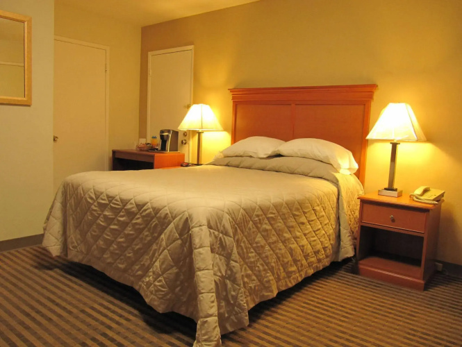 Redwood Inn