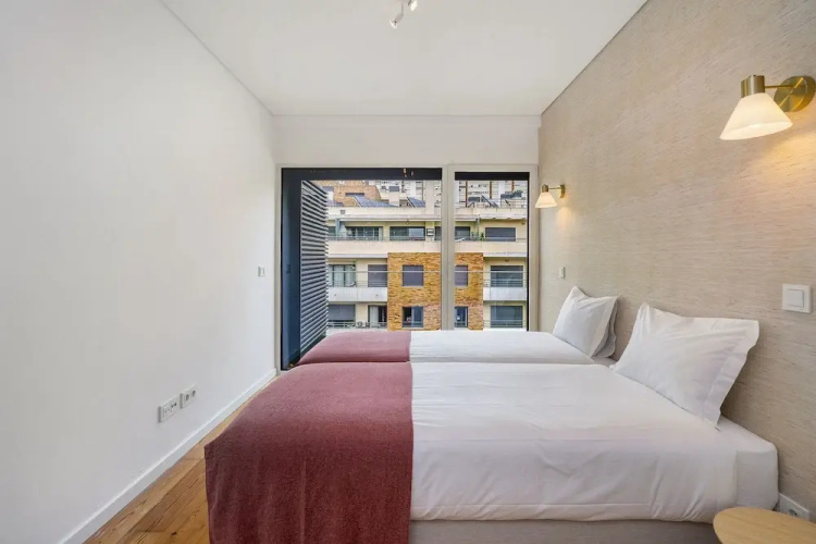 Urban Retreat W/Parking, Elevator & Ac By Benfica Stadium