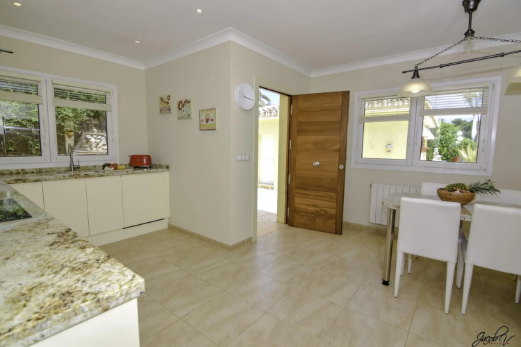20001 - Exquisite Villa 50M To Beach