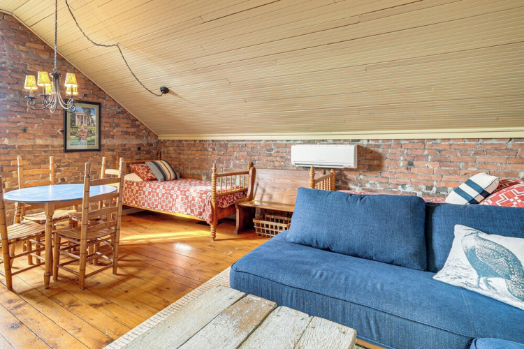1 Block to Main St: 'second Street Carriage House'