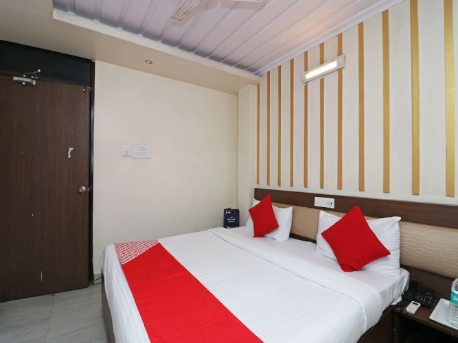 OYO 4011 Hotel Travellers Inn