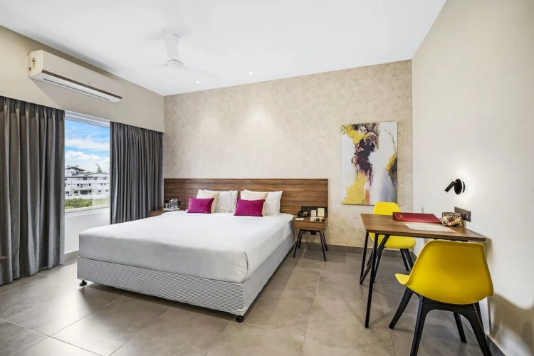 Deluxe Double room with city view