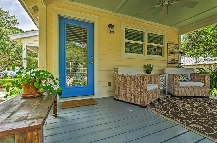 Tropical Studio: 1/4 Mi to Public Beach Access!