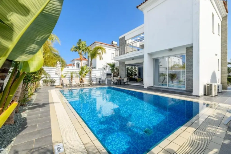 3 Bedrooms Villa