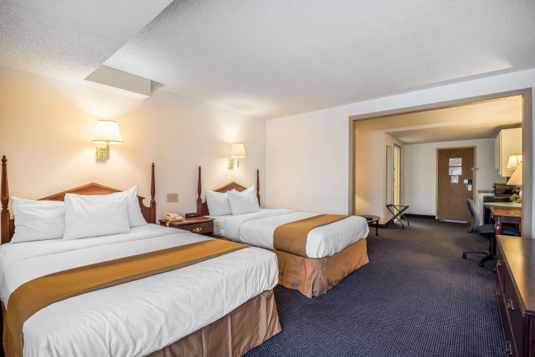 Business Quadruple Suite