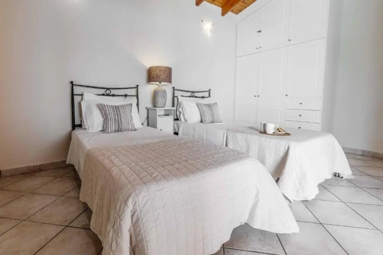 4 Bedrooms Villa