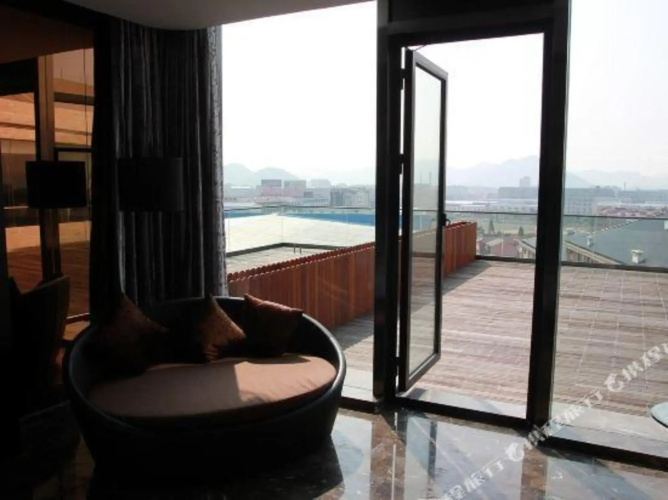 Maitao Crystal Hotel