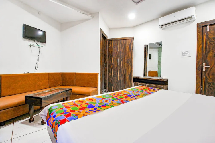 Hotel HTC By OYO Rooms