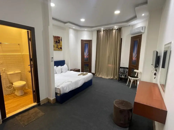 Motel 5 Square