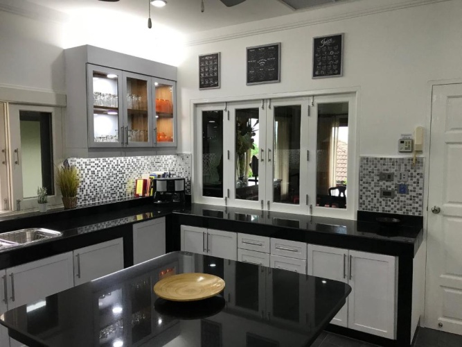 6 Bedrooms Villa