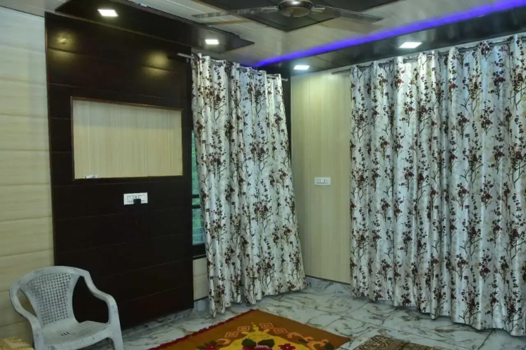POP 92088 Neena''s Homestay