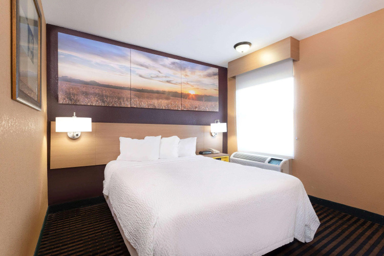 Days Inn by Wyndham Anderson IN