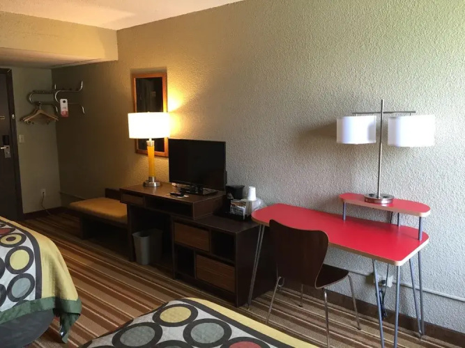 Super 8 Redfield