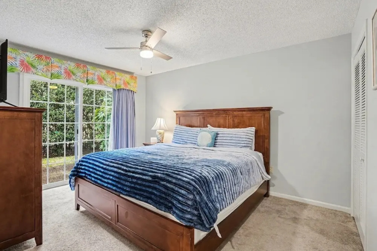 6F Cumberland - split level, 2 bedroom villa, full access!! 2 Condo