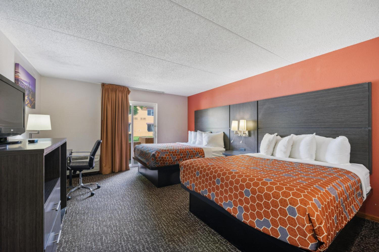 Chicago Club Inn & Suites