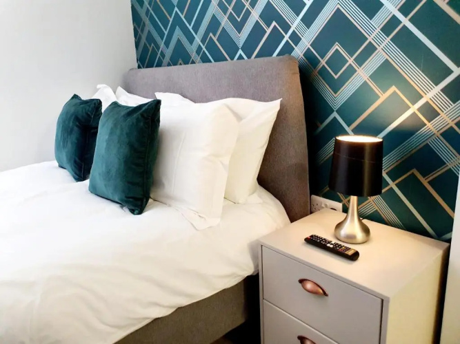 Modern Town Centre Studio Close to Beach