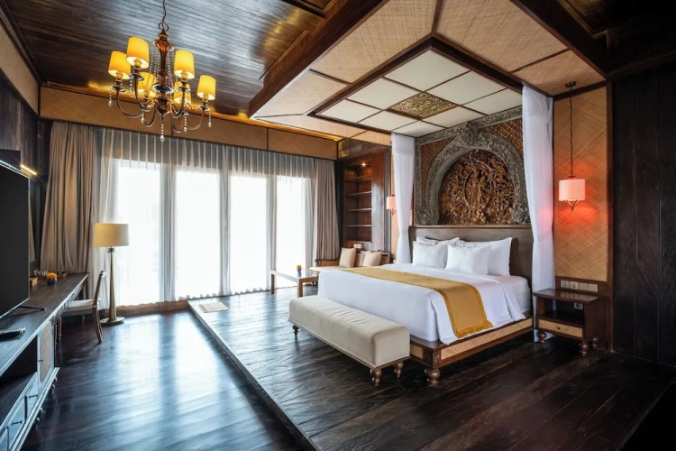 Luxury Basement Suite with pool view