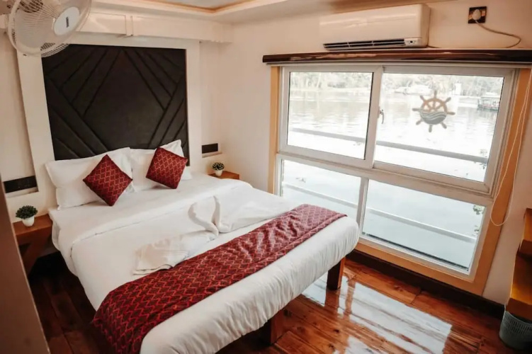 Honeymoon Houseboat