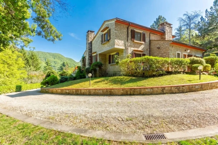 5 Bedrooms Villa