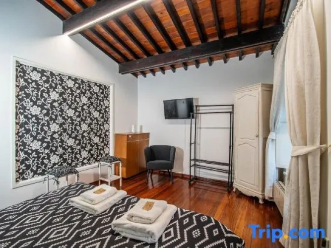 2 Bedrooms Apartment with city view