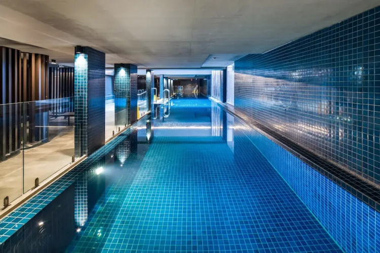 Chic 3-bed in Central With Pool, Sauna and Gym