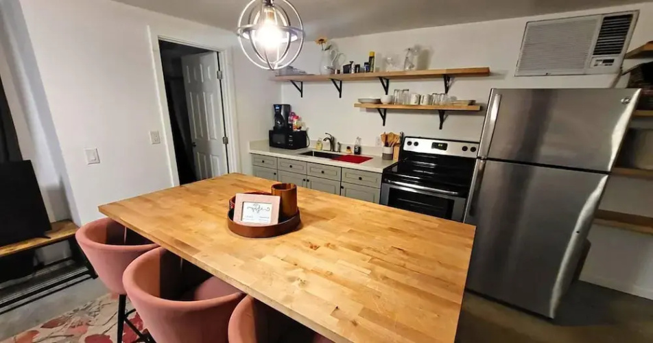 Stunning Phoenix Studio Stylish Oasis in a Prime Location