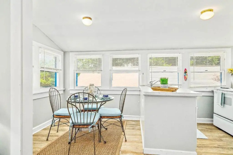 Charming Downtown Carriage Apartment