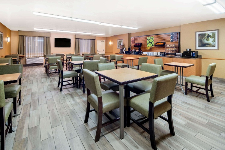 La Quinta Inn & Suites by Wyndham Irvine Spectrum photo 21