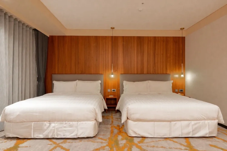 Deluxe Quadruple room with city view