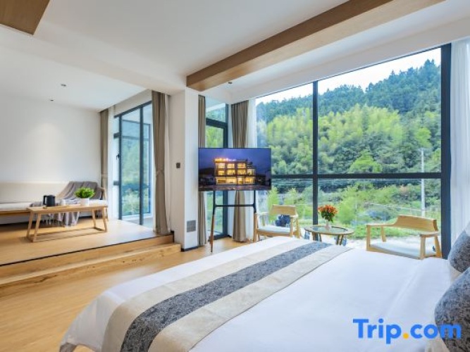 Standard Family room with mountain view