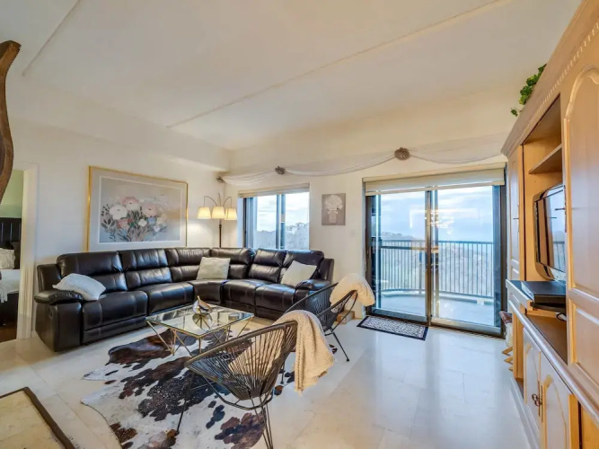 Uhost AI 2BR Condo w Balcony Great Views