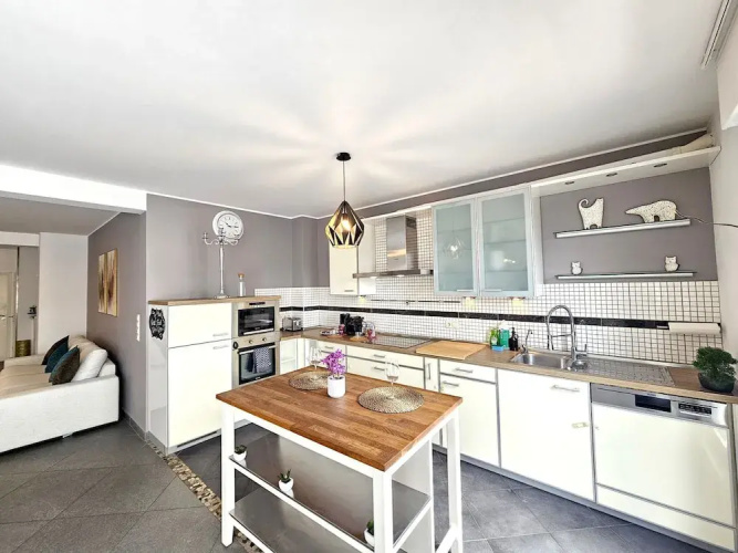 Well Appointed 2BR w terrace&parking