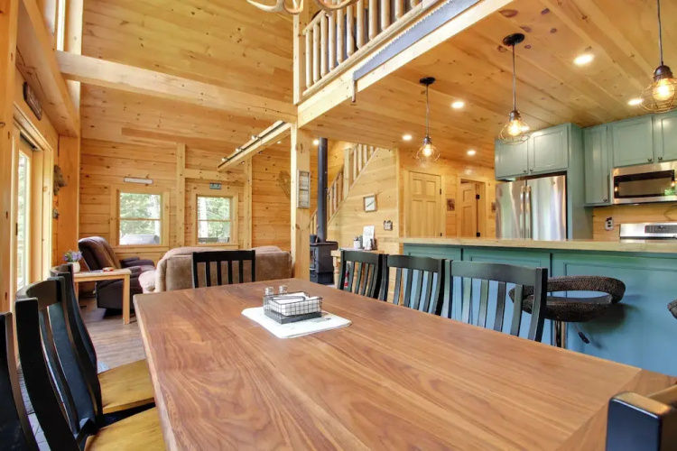 Londonderry Chalet w/ Deck, Fire Pit & Views!