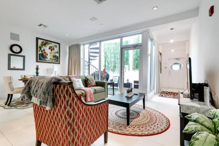 2Bedroom 2Bath with Private Rooftop&Jacuzzi,1block from beach