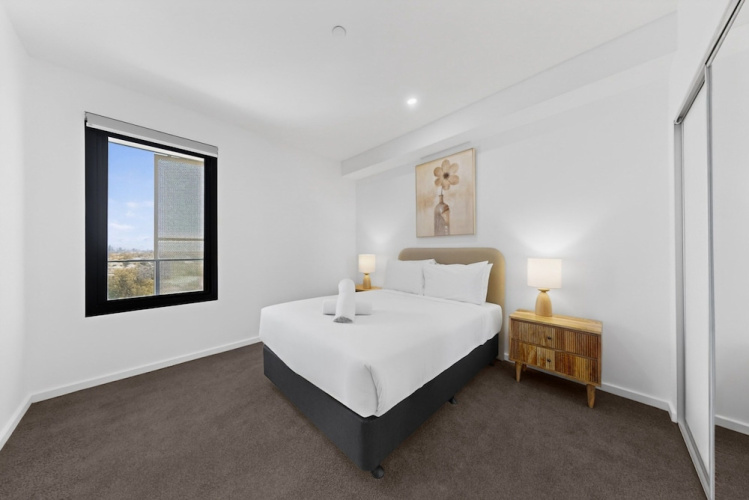 Bright Newly 2 Bed Apartment With Balcony Views