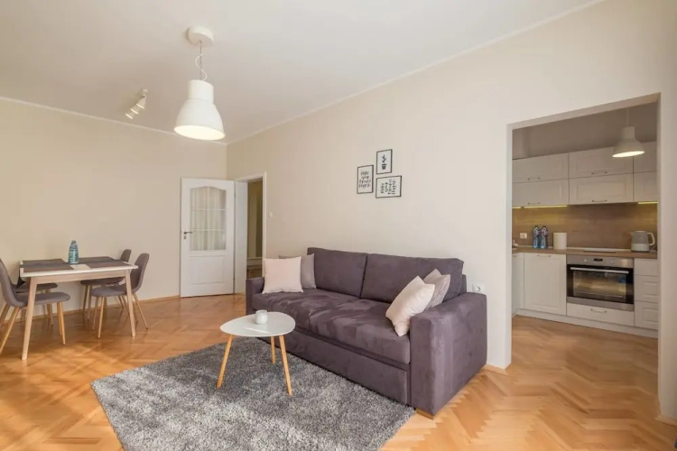 FM Deluxe 2-BDR Apartment with Balcony - Zaimov Park