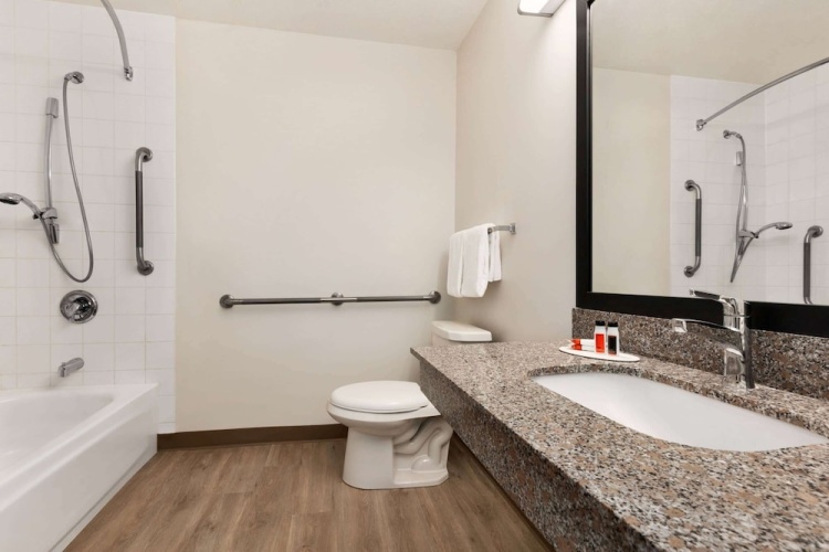 Super 8 by Wyndham Calgary Shawnessy Area photo 10