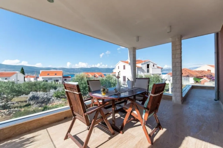 1 Bedroom Basement Apartment with sea view