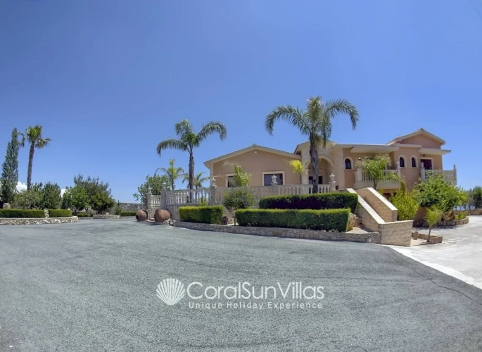 6 Bedrooms Villa