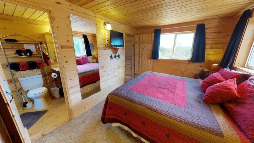 White Cabin Cozy Secluded Cabin