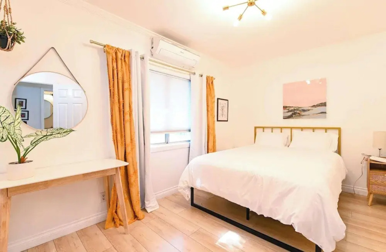 Immaculate 3bdr Private Bungalow, Walk to Beach!