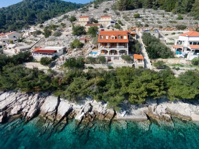 6 Bedrooms Villa