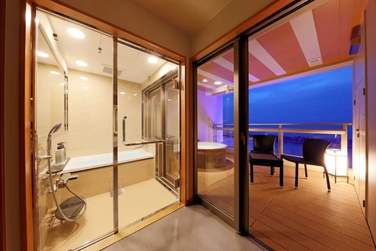 Deluxe room with balcony and with ocean view