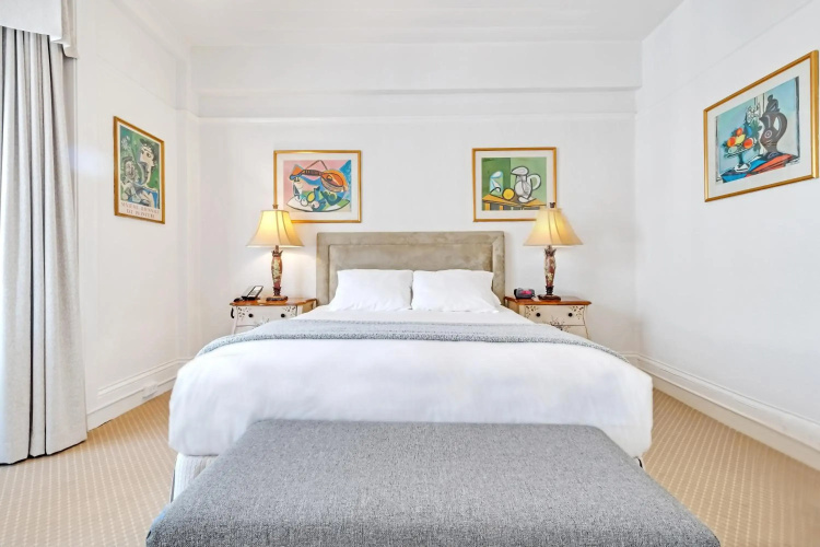 Cornell Hotel de France