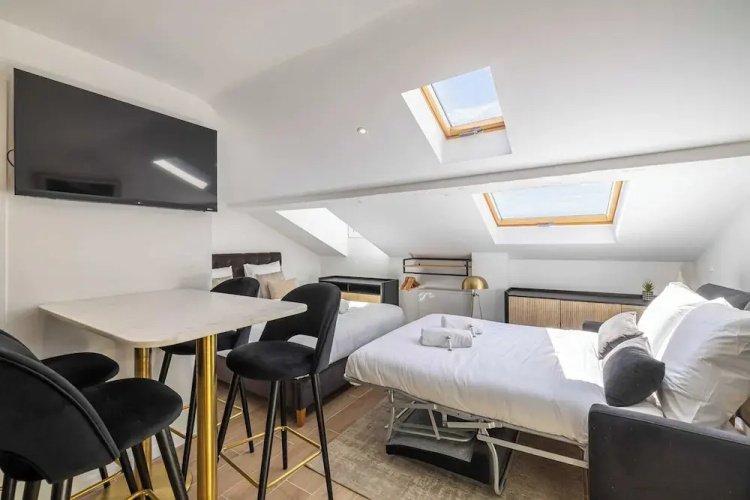 Large Renovated Studio - Bright - 1br/4p