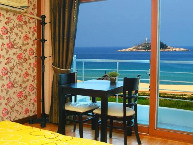 Standard Double room with partial sea view