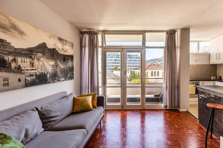 Secure Studio Apartment. With Mountain Views and a Pool