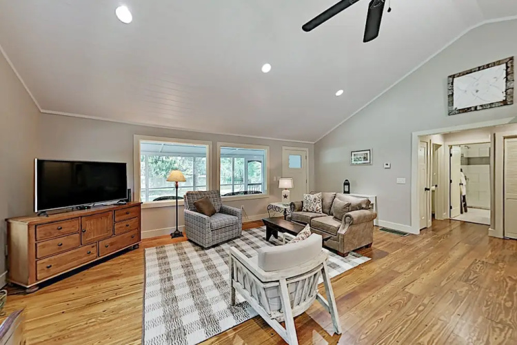 Charming Getaway W/ Luxe Interior & Screened Patio 2 Bedroom Cottage