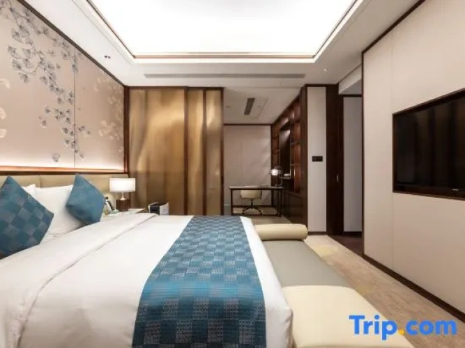 Premier Suite with lake view