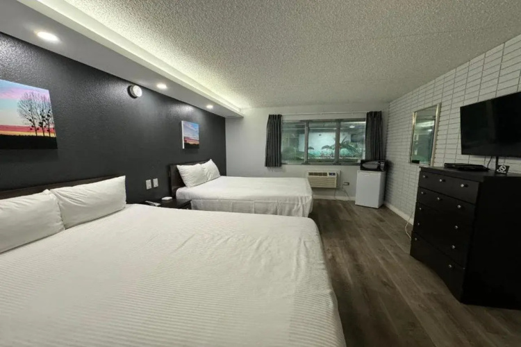 Canadiana Motor Inn